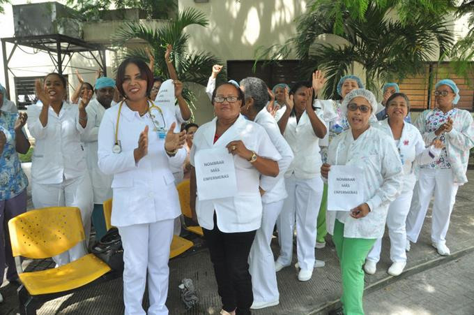 Las enfermeras paralizan este martes sus labores en todos los hospitales