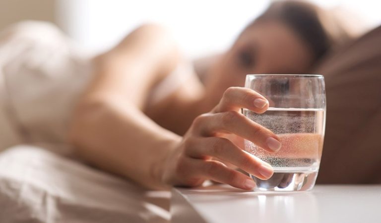 ATENCIÓN: Después de leer esto, no volverás a beber un vaso de agua que dejaste toda la noche a lado de tu cama