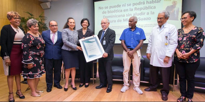 Plaza de la Salud celebra 20 años de Bioética, reconoce al doctor Miguel Suazo