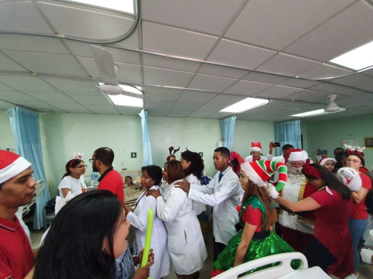 Autoridades y médicos del Robert Reid agasajan niños hospitalizados