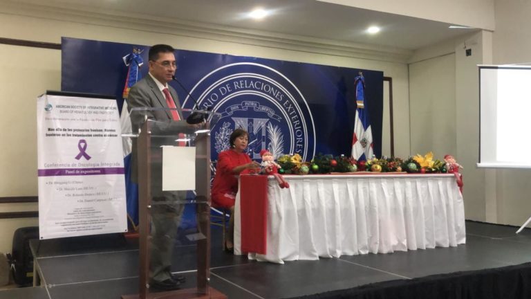 Panel destaca beneficios y avances de la medicina china en el cáncer