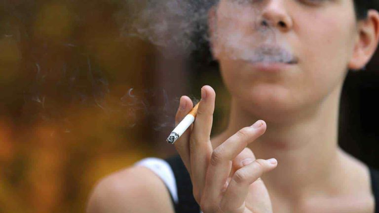 Encuentran un vínculo entre fumar y problemas mentales como la
