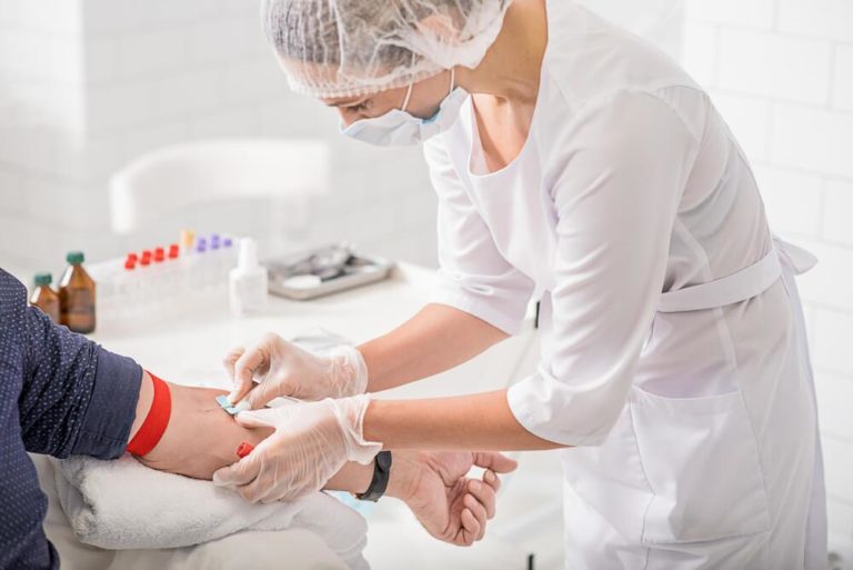 Desarrollan el primer dispositivo para sacar sangre sin agujas