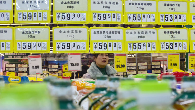 China reducirá un 50 % los aranceles de una serie de bienes importados desde EE.UU.