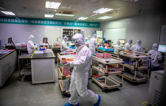 China eleva a 2,118 el número de muertos por coronavirus