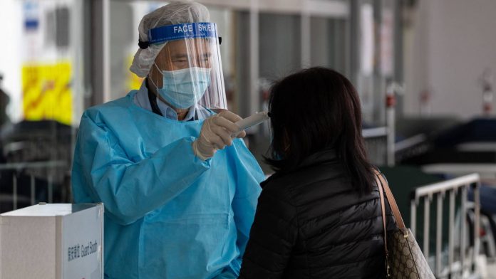 Autoridades chinas rebajaron cifra de muertos por virus tras detectar errores