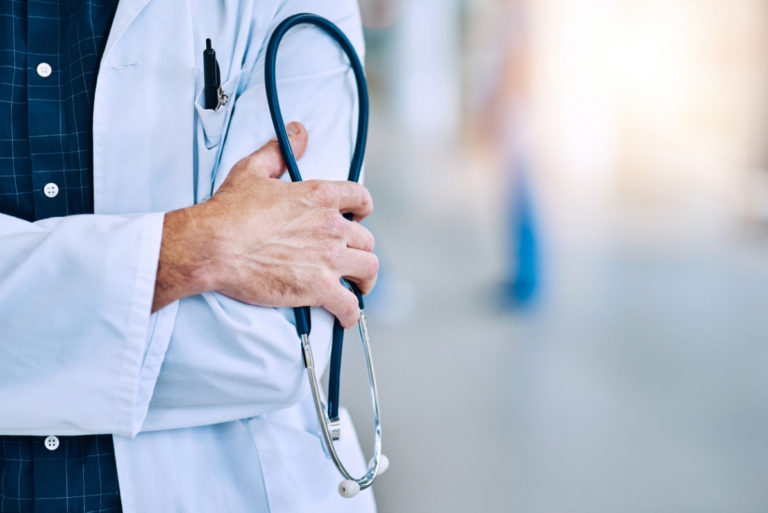 Médicos con 60 años y 20 de servicios ya pueden empezar a solicitar pensión con el 100% último salario
