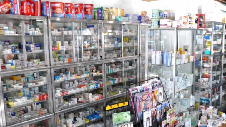 Médicos advierten a población no automedicar; agotan antivirales