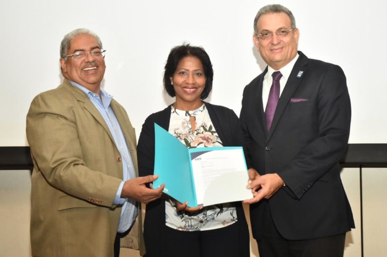 Hospital gana premio por hacer su trabajo