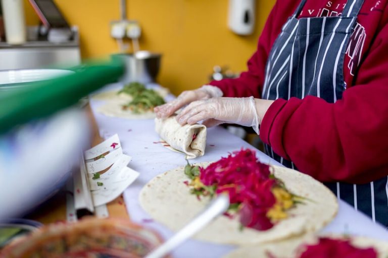 ¿Se pueden contaminar los alimentos con el coronavirus?