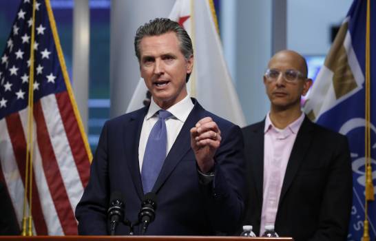 La mitad de California podría contraer COVID-19, según el gobernador