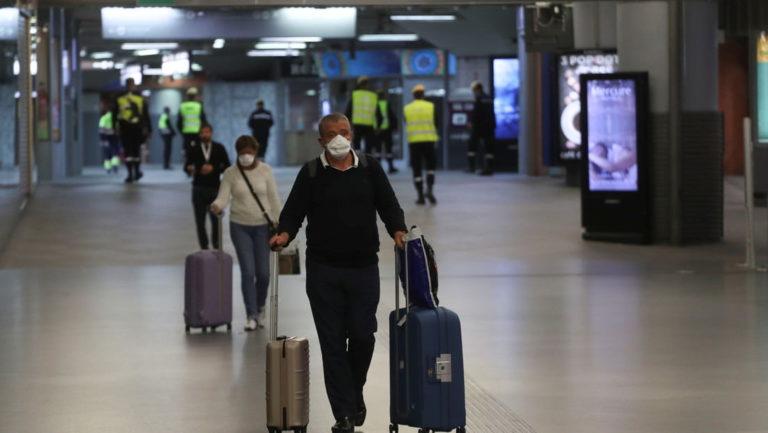 España y Portugal cierran su frontera a turistas durante un