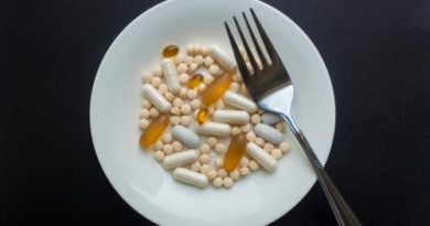¿Por qué unos medicamentos se toman antes que las comidas y otros después?