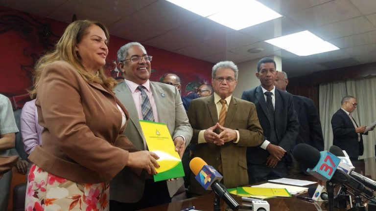Reajustan salarios médicos y mejoran incentivos