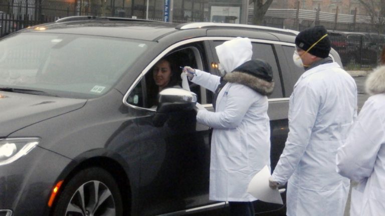 Cientos de dominicanos se hacen pruebas de coronavirus con médicos de SOMOS en Lehman College