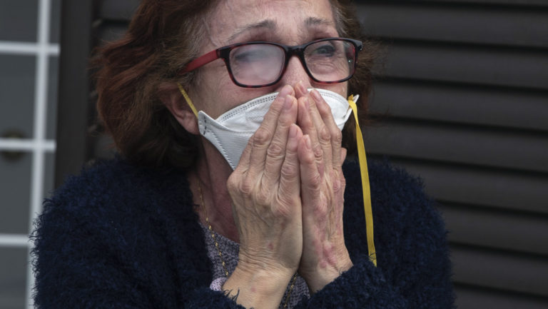 España registra 410 nuevas muertes en un día por coronavirus, la cifra más baja en casi un mes