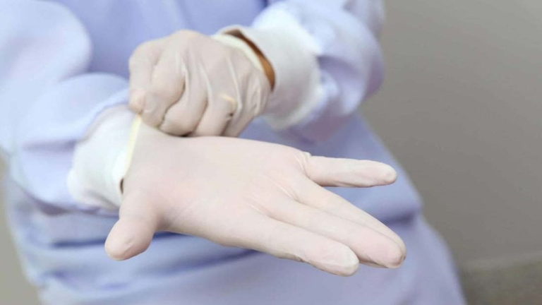 OMS: Usar guantes en público no impide el contagio por