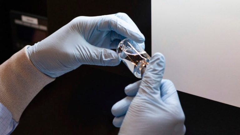 La mitad de pacientes graves con coronavirus mejoró después de usar medicamento experimental