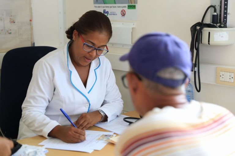 SNS informa funcionan con regularidad las consultas externas y puestos de vacunación