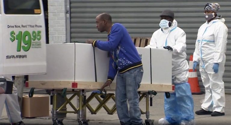 Cien cadáveres se pudren en camiones de mudanzas de la empresa U - Haul en calle de Queens