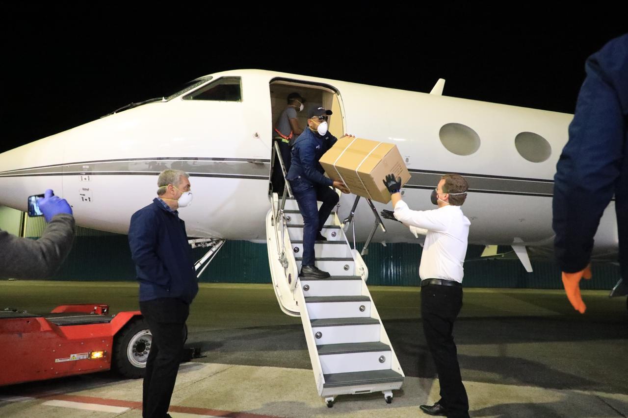 La aeronave HI-1040 que trajo los insumos sanitarios, aterrizó a las 3:37 de la madrugada en el Aeropuerto Internacional Joaquín Balaguer, El Higüero, y fue recibido por Gonzalo Castillo