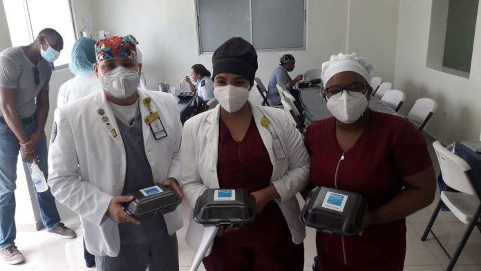 Bupa Global dona comida a personal del Hospital Ramón de Lara