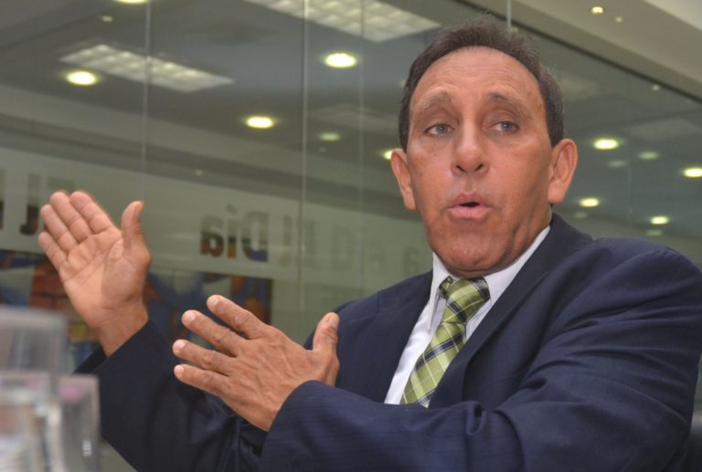 Cruz Jiminián, sobreviviente de coronavirus, desoye recomendaciones médicas y convoca rueda de prensa presencial