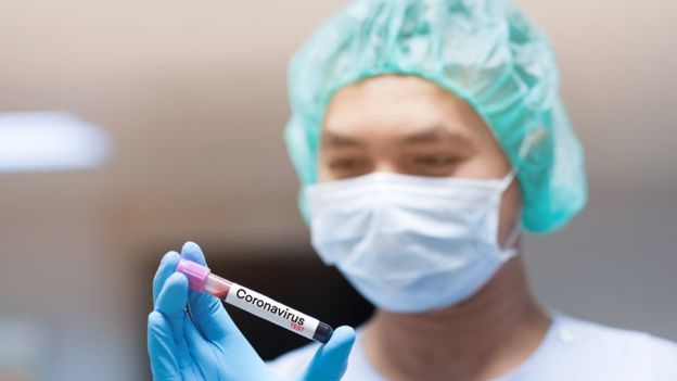 Profesional con una prueba de coronavirus