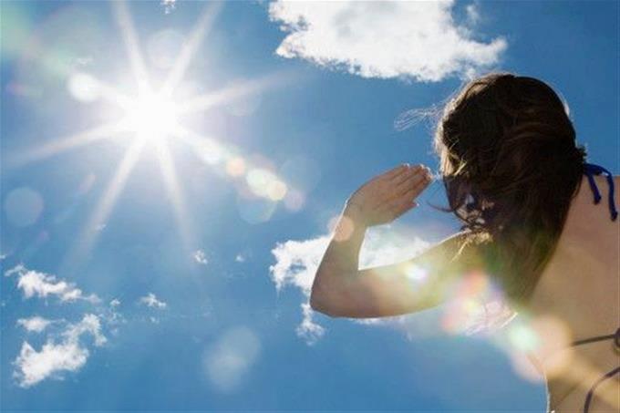 Médico sugiere tomar sol para eliminar virus