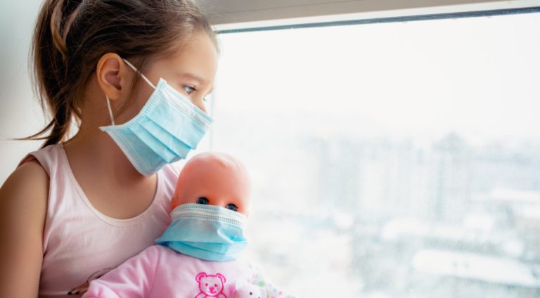 Cómo proteger la salud emocional de los niños ante la