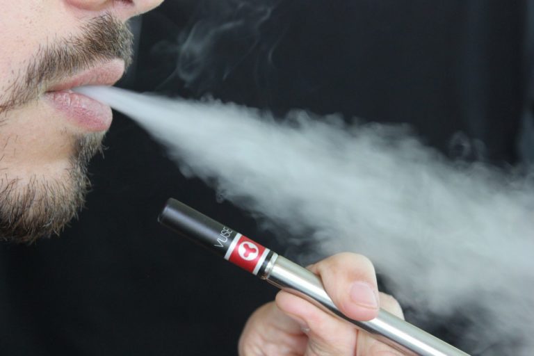 Fumar y vapear endurecen las arterias, causa inflamación y daña el ADN