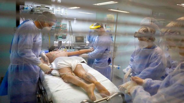 Trabajadores médicos atienden a un paciente de covid-19 en Porto Alegre, Brasil
