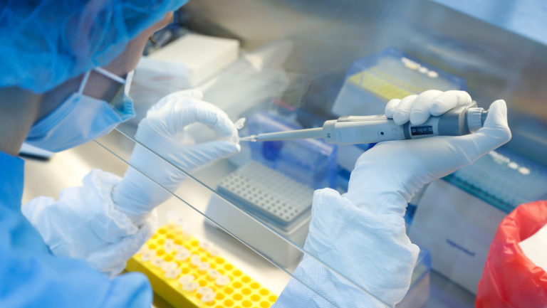 Los anticuerpos contra el covid-19 desarrollados gracias a una vacuna rusa permanecerán en el cuerpo "a largo plazo"