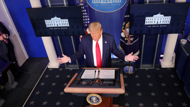 Trump dice que EE.UU. "quizás" suministrará "una gran cantidad" de vacunas contra el coronavirus a otras partes del mundo.