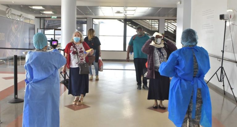 Pasajeros que aterrizan en R.Dominicana deben someterse a prueba de COVID-19