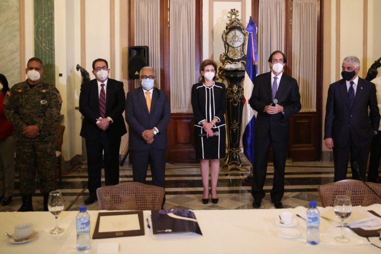 Equipos de salud de gobiernos entrante y saliente analizan situación de la pandemia