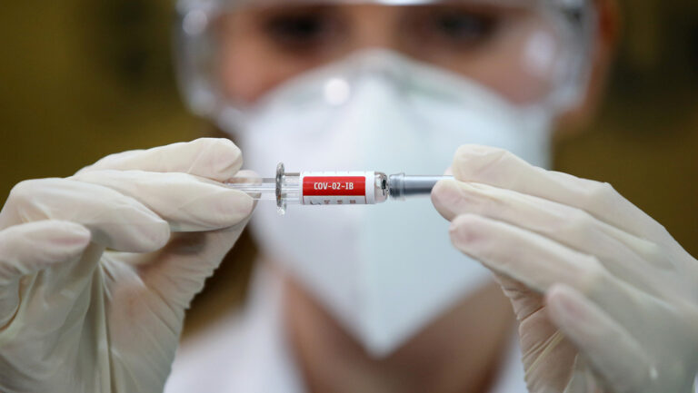 EE.UU. empieza a desarrollar una cepa de coronavirus para posibles ensayos de desafío en humanos