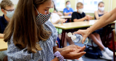 Un estudio muestra que los niños tienen menos posibilidades de contagiarse de coronavirus en la escuela que en su hogar