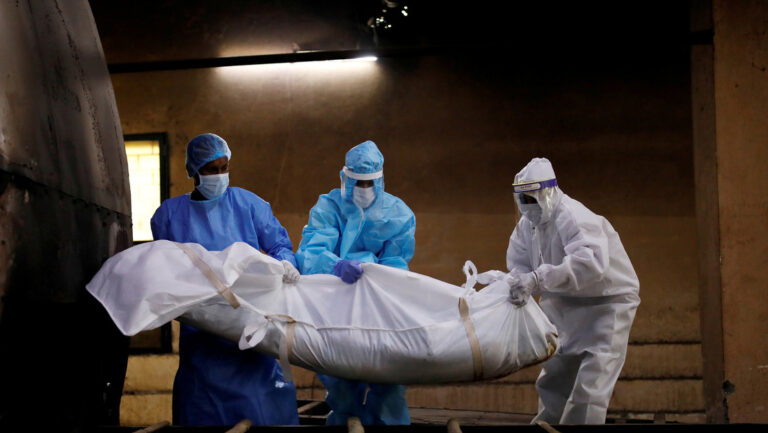 Científico británico, sobre la pandemia: "Este virus va a estar con nosotros para siempre"