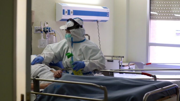 Se niega a usar tapabocas al entrar al hospital para dar a luz, da positivo al coronavirus tras el parto y parte del personal termina en cuarentena