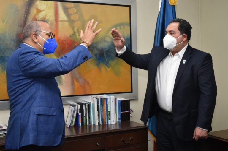 Mario Lama es juramentado como director SNS; garantiza su prioridad