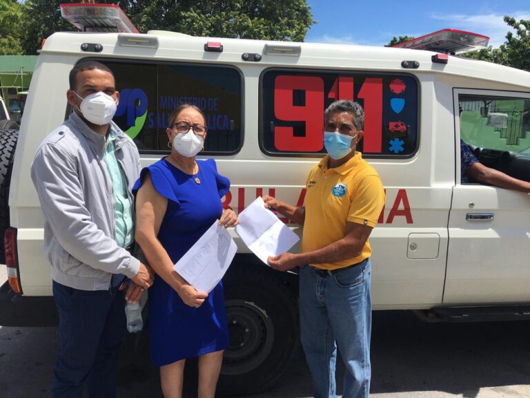 SNS entrega ambulancia a hospital de Pedernales para traslado de