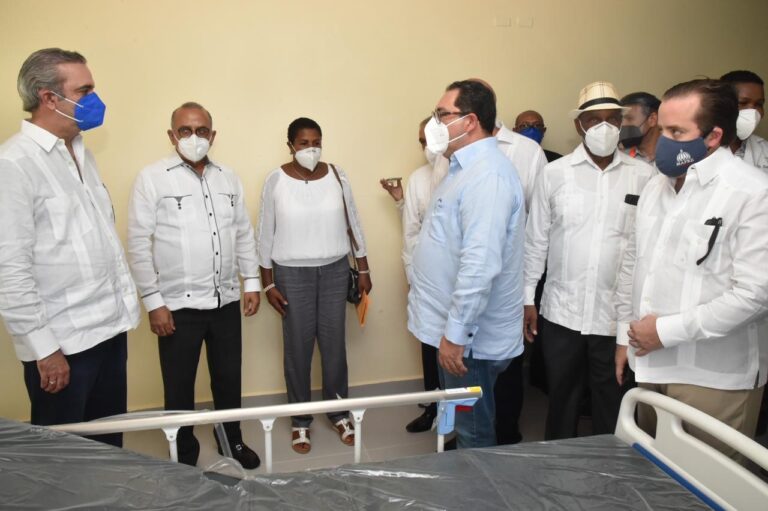 Presidente y autoridades de salud supervisan avances construcción hospital Las