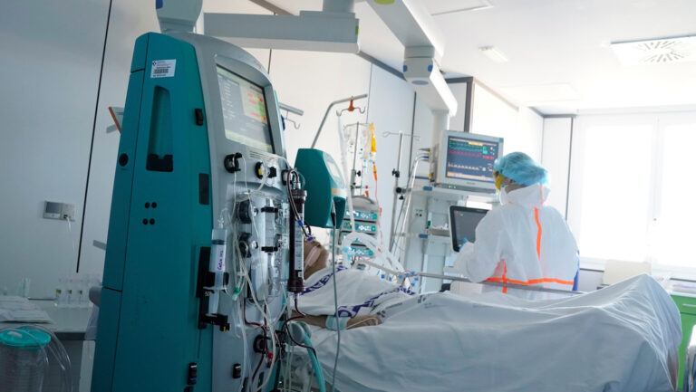 Un hombre vuelve a dar positivo por covid-19 meses después de una primera infección