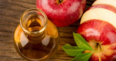 ¿Cómo actúa el vinagre de manzana en la piel?
