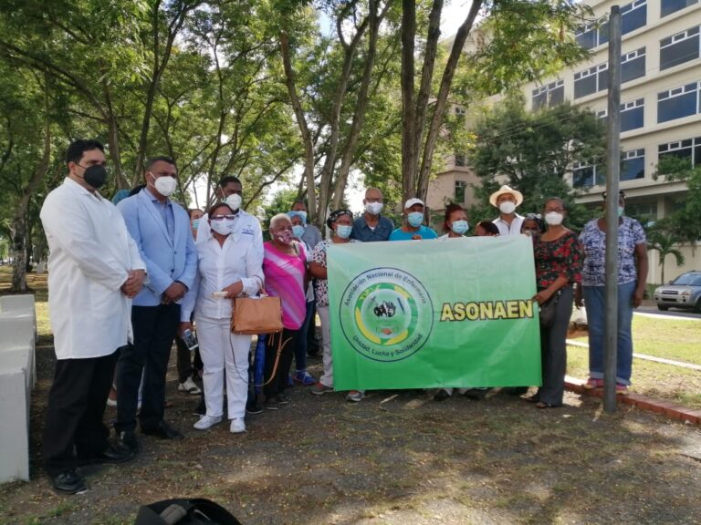 Colegio Médico demanda reposición de galenos cancelados del del Plan Social de la Presidencia