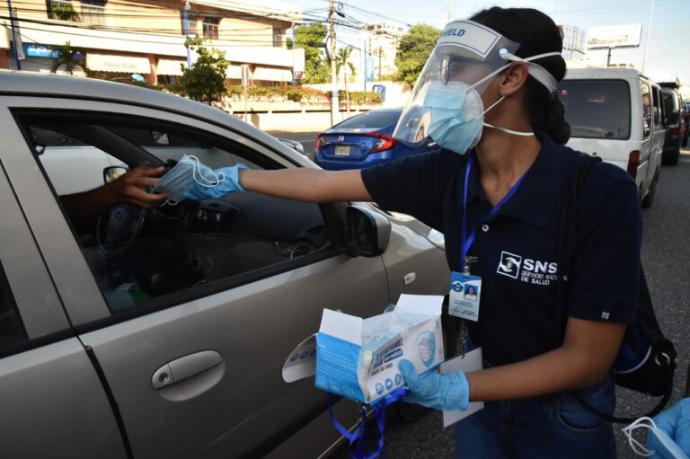 SNS y ADN entregan mascarillas en diferentes avenidas de la