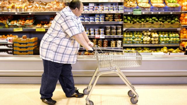 Hombre obeso en el supermercado.