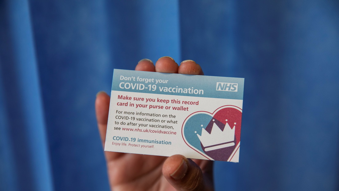 Un usuario de TikTok promociona certificados de vacunación falsos por 6 dólares y desata preocupaciones