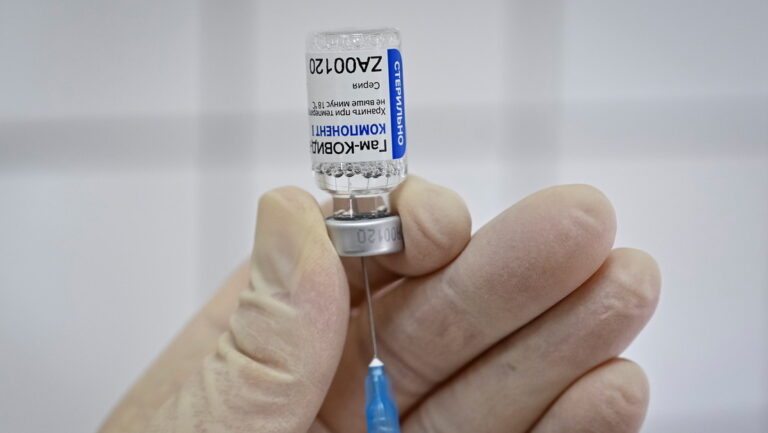 Los creadores de Sputnik V afirman que su vacuna protegerá contra la nueva cepa del coronavirus